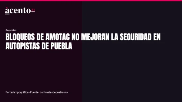 Vista aérea de una autopista con tráfico detenido en Puebla, reflejando el impacto de un bloqueo.