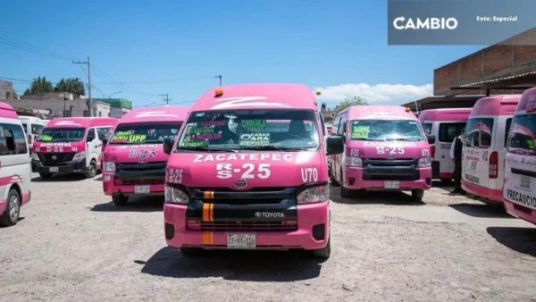 Dos combis de transporte público chocadas en San Pedro Cholula