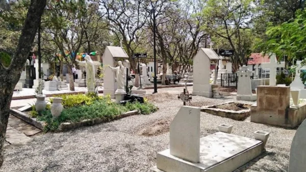 Entrada principal del Panteón Cimatario en Querétaro, con adornos florales alusivos al Día de Muertos.