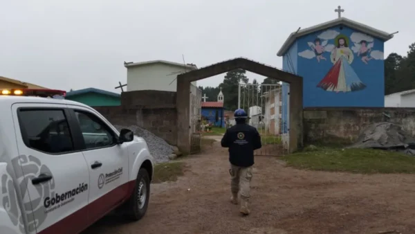 Personal de Protección Civil realizando inspección en un panteón de Chignahuapan, Puebla.
