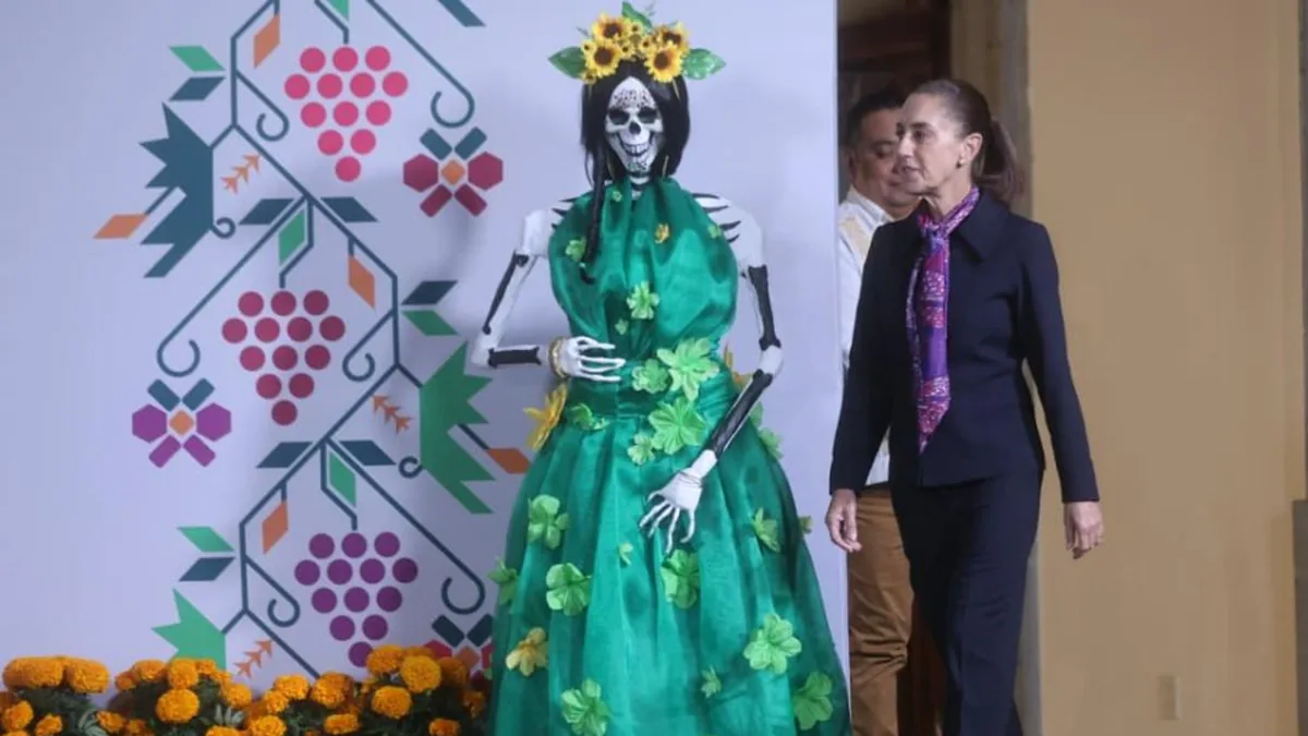 Sheinbaum suspende conferencia por Día de Muertos Ofrenda de Día de Muertos con calaveras de azúcar y flores de cempasúchil en México