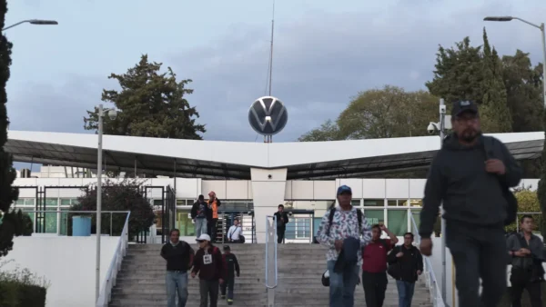 Trabajadores de Volkswagen Puebla votando en la planta